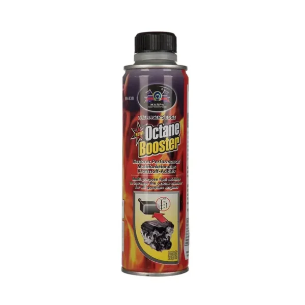 مکمل سوخت خودرو مارپا ۳۰۰ میلی‌لیتری در حال اضافه شدن به باک بنزین